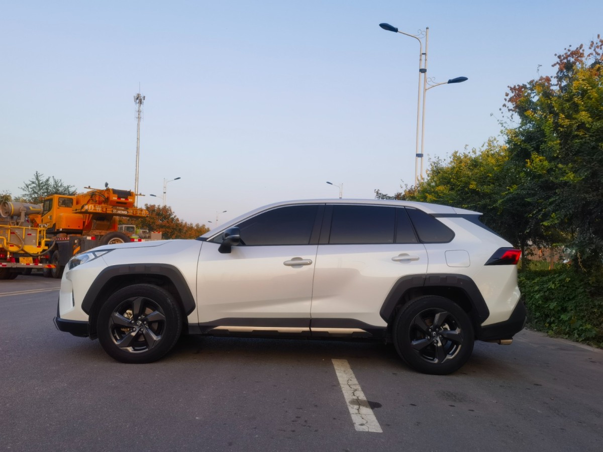 豐田 RAV4榮放  2022款 2.0L CVT四驅(qū)風(fēng)尚版圖片