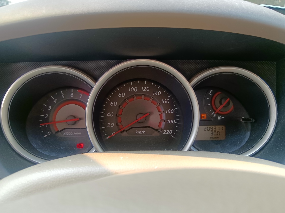 日產(chǎn) 軒逸  2012款 經(jīng)典 1.6XE 手動(dòng)舒適版圖片