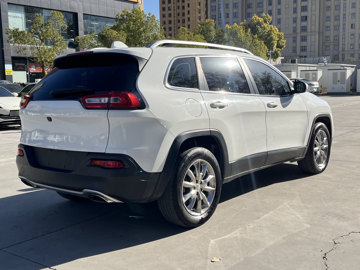 Jeep 自由光  2017款 2.4L 優(yōu)越版圖片