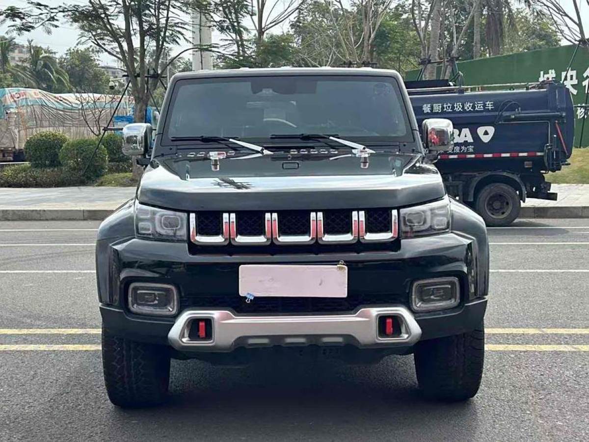 北京 BJ40  2020款 2.0T 自動(dòng)四驅(qū)城市獵人版?zhèn)b客型圖片