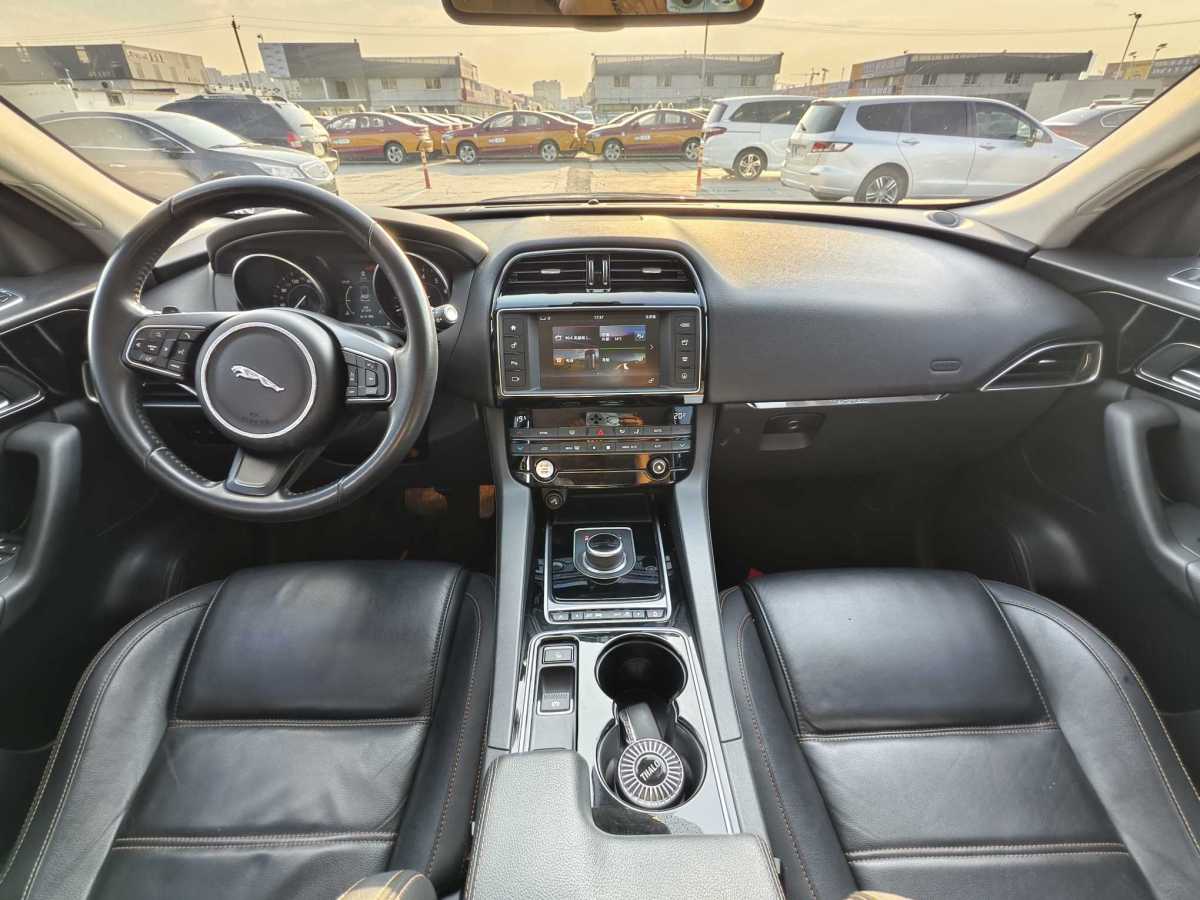 捷豹 F-PACE  2016款 2.0T 兩驅(qū)都市尊享版圖片