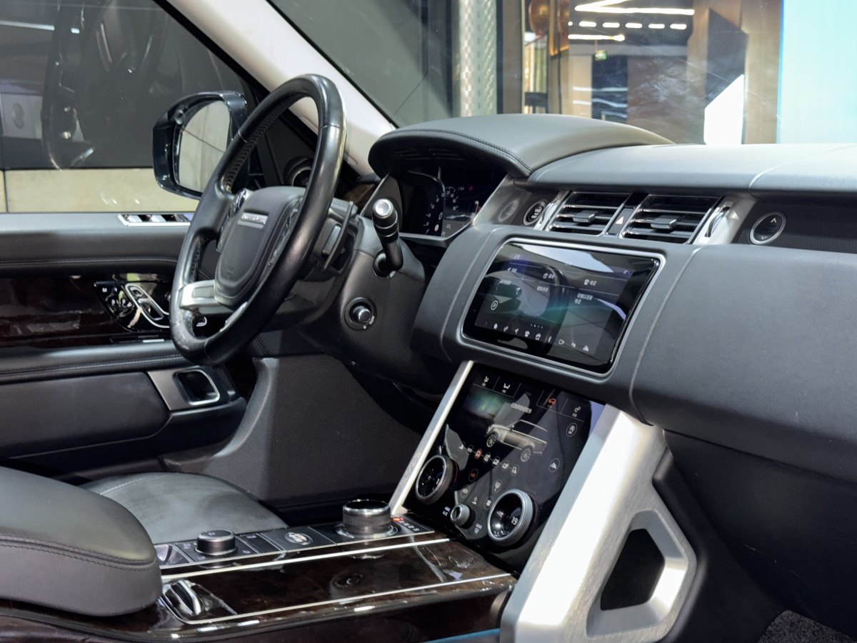 路虎 攬勝  2020款 3.0 L6 傳世加長(zhǎng)版圖片