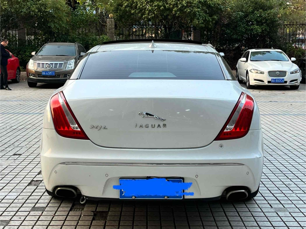 捷豹 XJ  2013款 XJL 2.0T 典雅商務(wù)版圖片