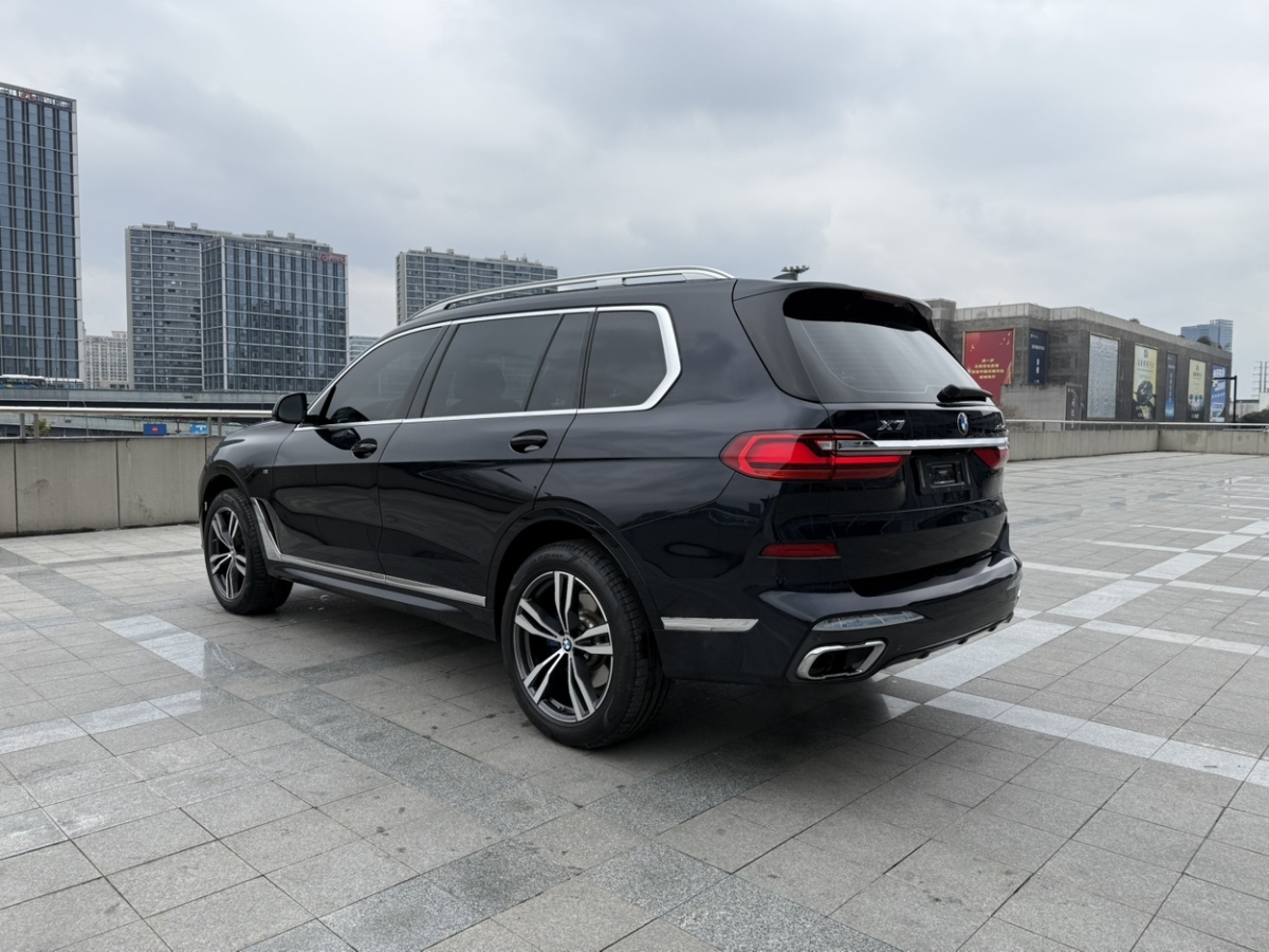 寶馬 寶馬X7  2022款 xDrive40i 領(lǐng)先型豪華套裝圖片