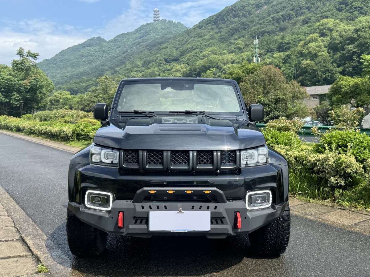 北京 BJ40  2020款 2.0T 自動(dòng)四驅(qū)城市獵人版?zhèn)b客型圖片