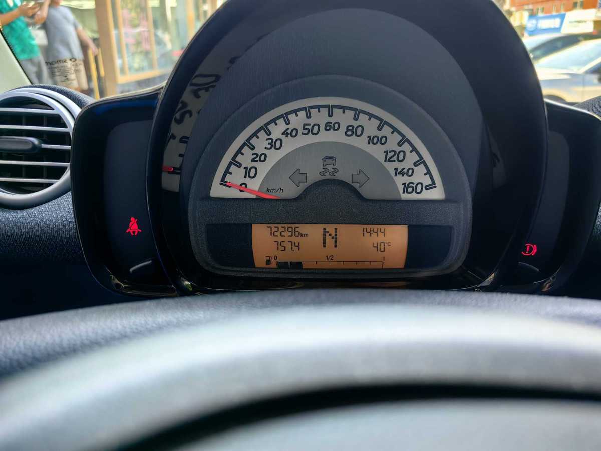 smart fortwo  2012款 1.0 MHD 硬頂標(biāo)準(zhǔn)版圖片