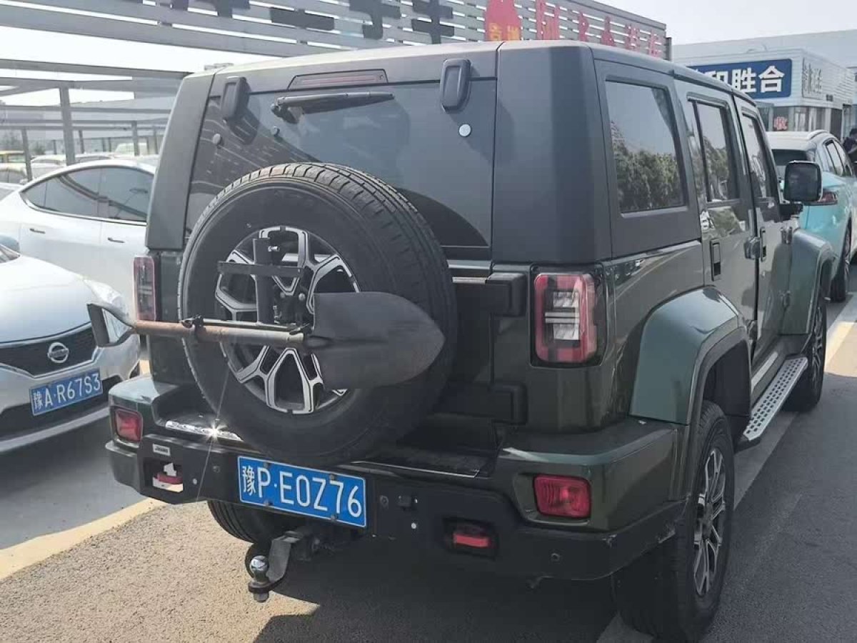 北京 BJ40  2020款 2.0T 自動(dòng)四驅(qū)城市獵人版?zhèn)b客型圖片