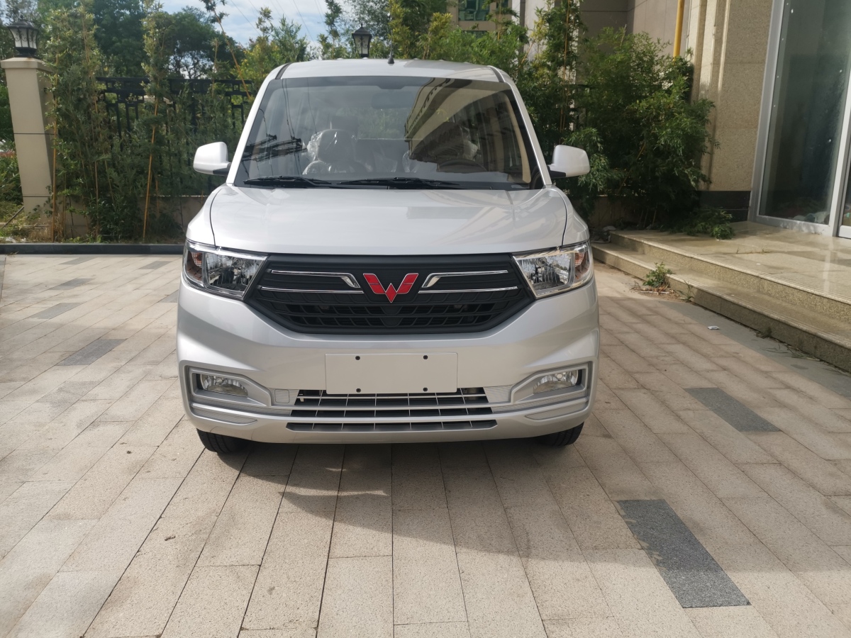 五菱宏光suv2021新款(五菱宏光suv2021新款almaz)