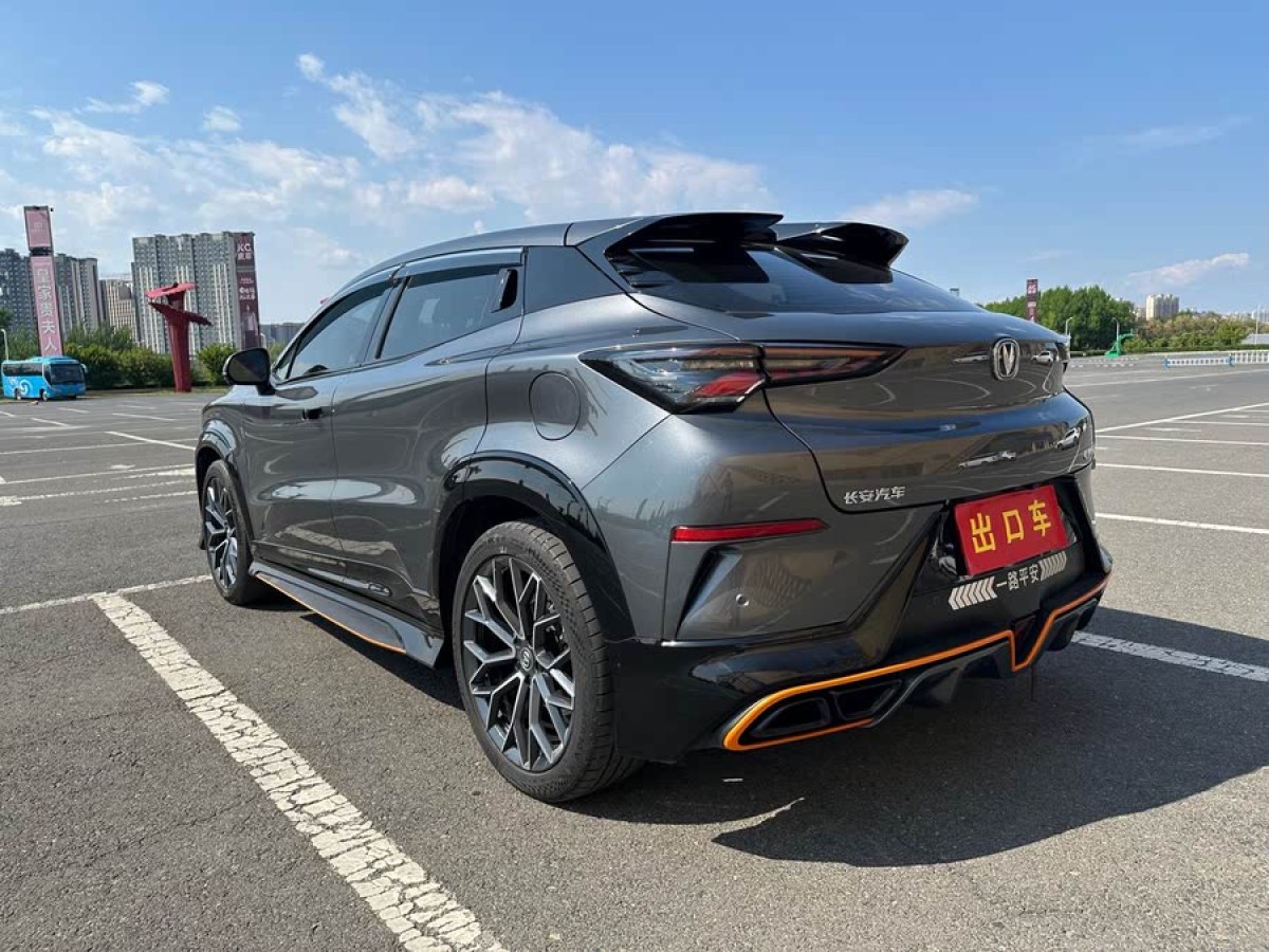 長安 UNI-T  2022款 1.5T 運(yùn)動版 尊貴型圖片