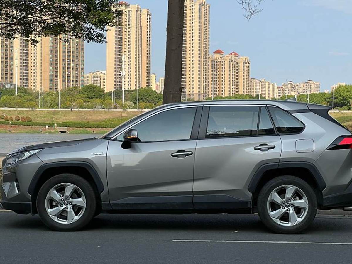 2021年3月豐田 RAV4榮放雙擎E+  2021款 2.5L 兩驅(qū)精英Pro