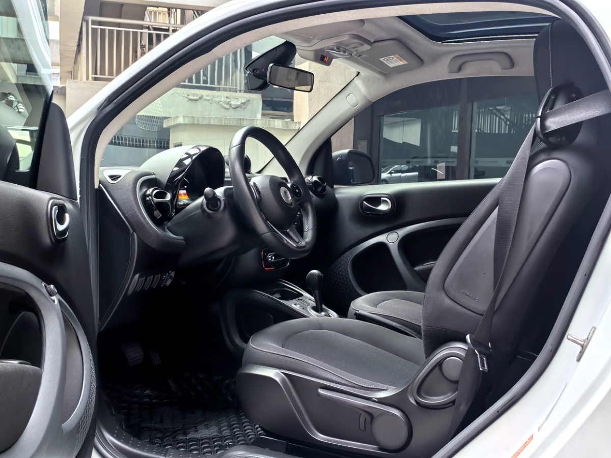 2019年8月smart fortwo  2019款 0.9T 66千瓦硬頂風(fēng)擎版 國(guó)VI