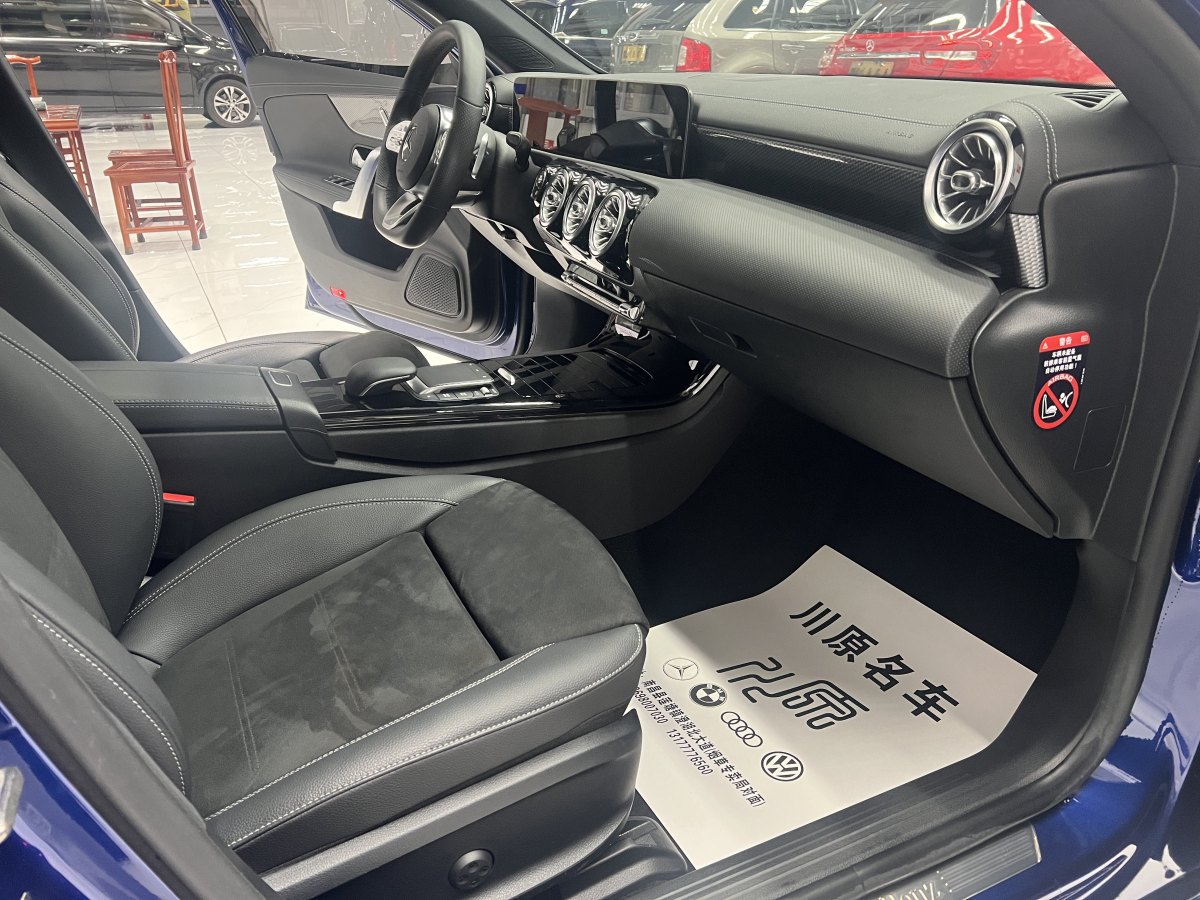 奔驰 奔驰A级  2020款 改款 A 200 L 运动轿车时尚型图片