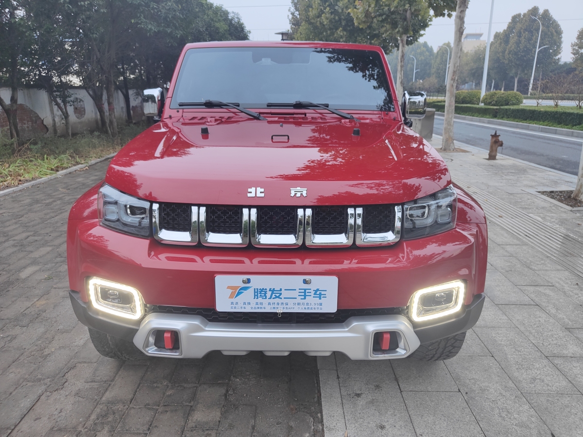 北京 BJ40  2023款 2.0T 自動(dòng)四驅(qū)城市獵人版?zhèn)b客型圖片