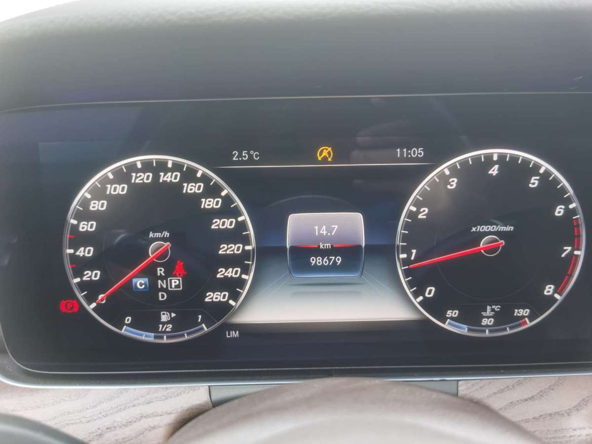 2019年8月奔驰 奔驰E级  2019款 E 300 L 时尚型