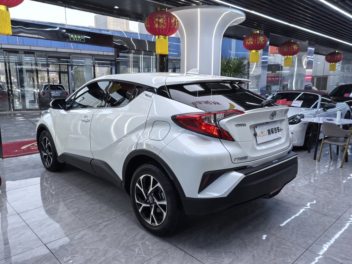 豐田 C-HR  2020款 2.0L 領(lǐng)先版圖片