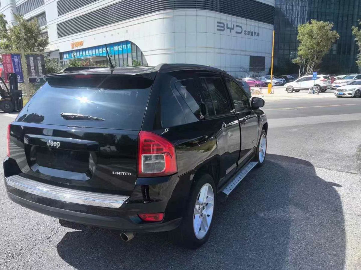 Jeep 指南者  2013款 2.0L 兩驅(qū)炫黑豪華版圖片