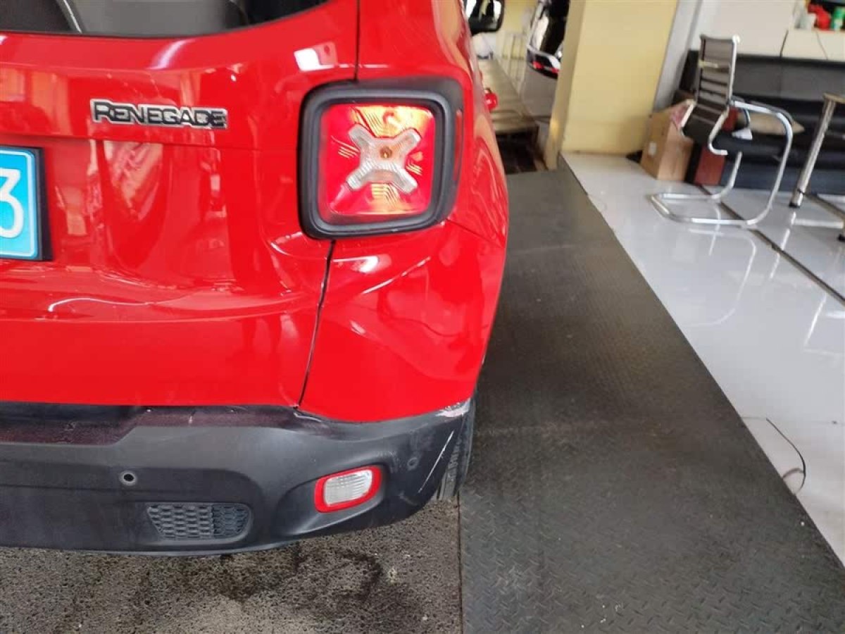 Jeep 自由俠  2019款 220T 自動領(lǐng)先版圖片