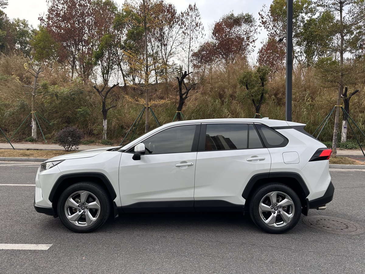 豐田 RAV4  2018款 榮放 2.0L CVT兩驅(qū)風(fēng)尚版圖片