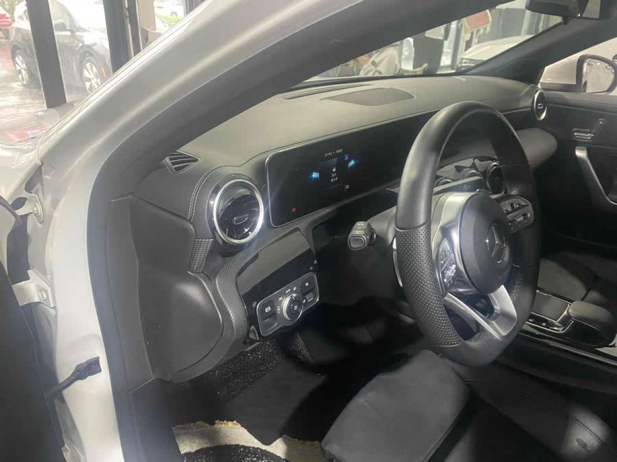 奔馳 奔馳A級  2019款  改款 A 200 L 運動轎車圖片