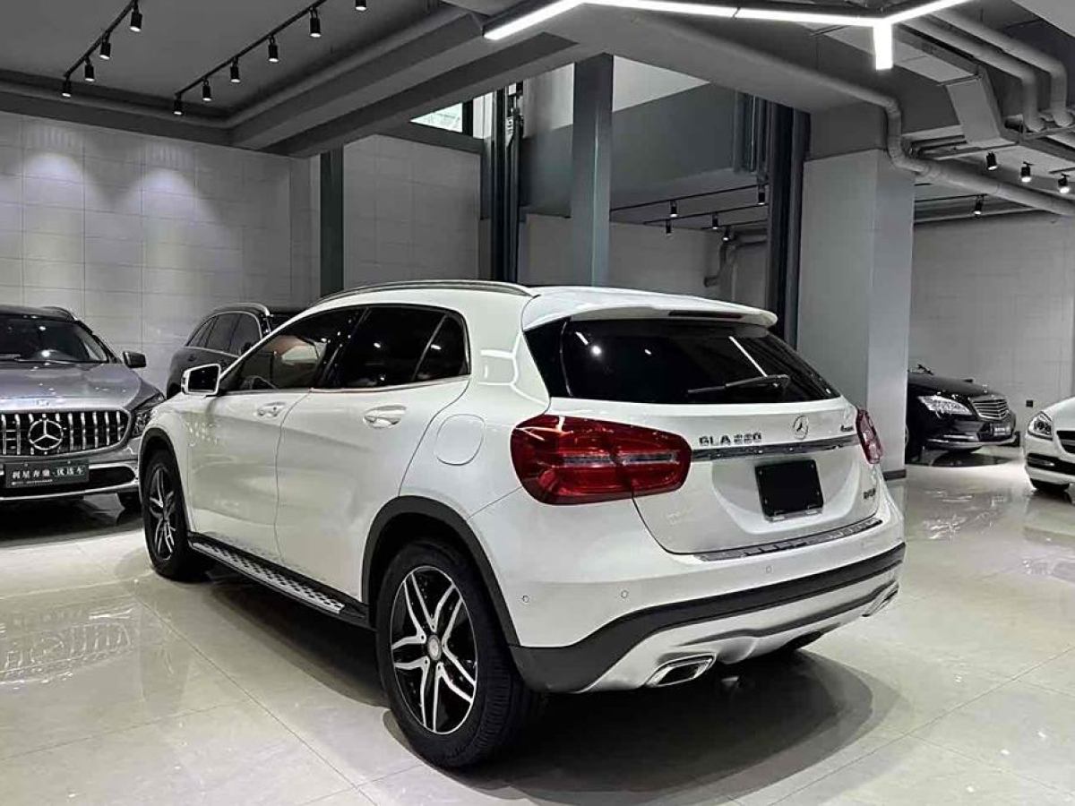 奔馳 奔馳GLA  2015款 GLA 220 4MATIC 時(shí)尚型圖片