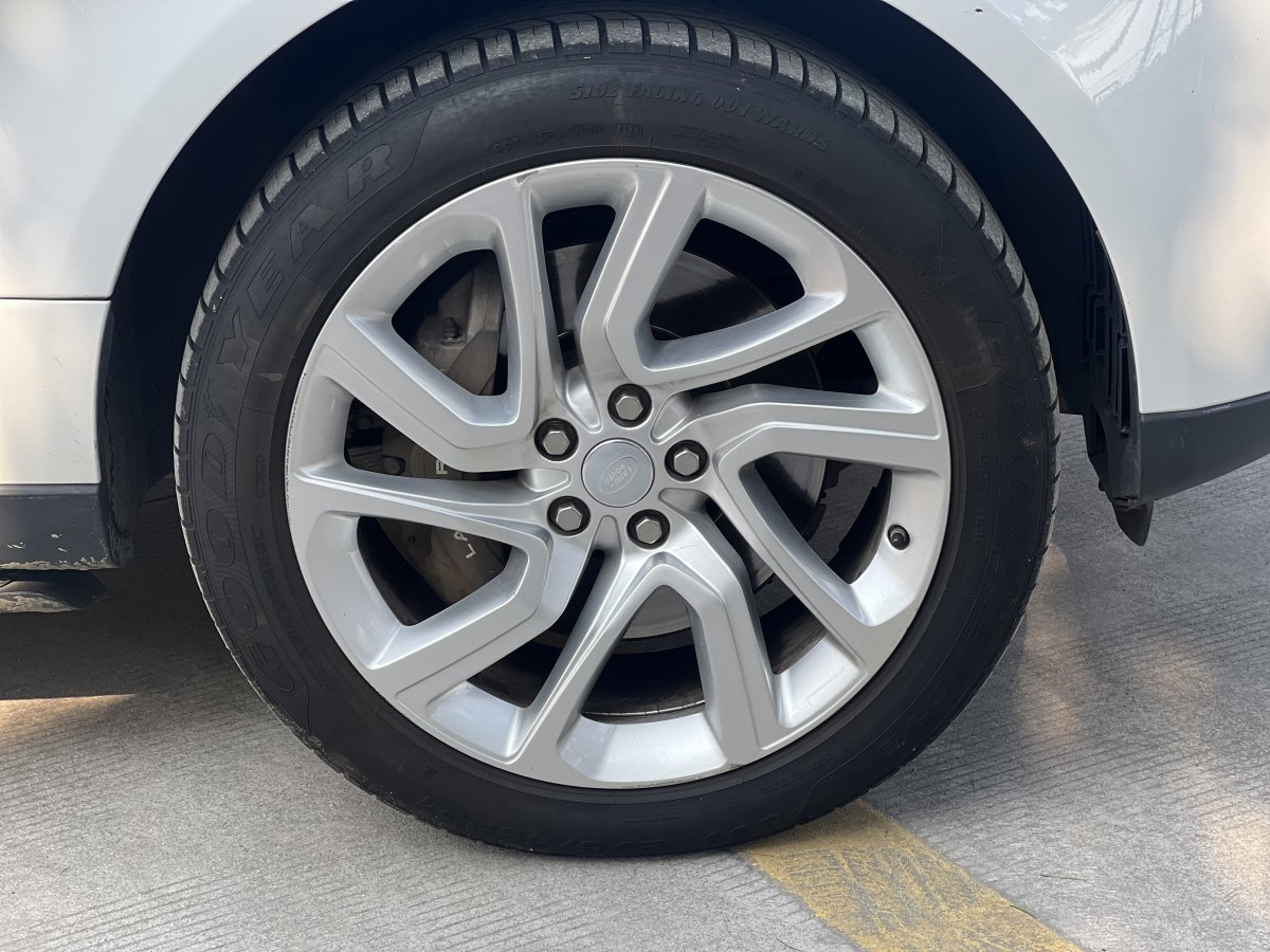 路虎 攬勝  2019款 3.0 V6 SC 傳世加長(zhǎng)版圖片