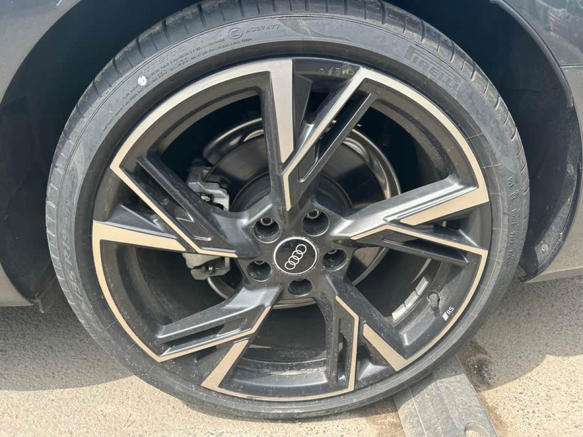 奧迪 奧迪A4L  2024款 40 TFSI quattro RS套件燃速型圖片