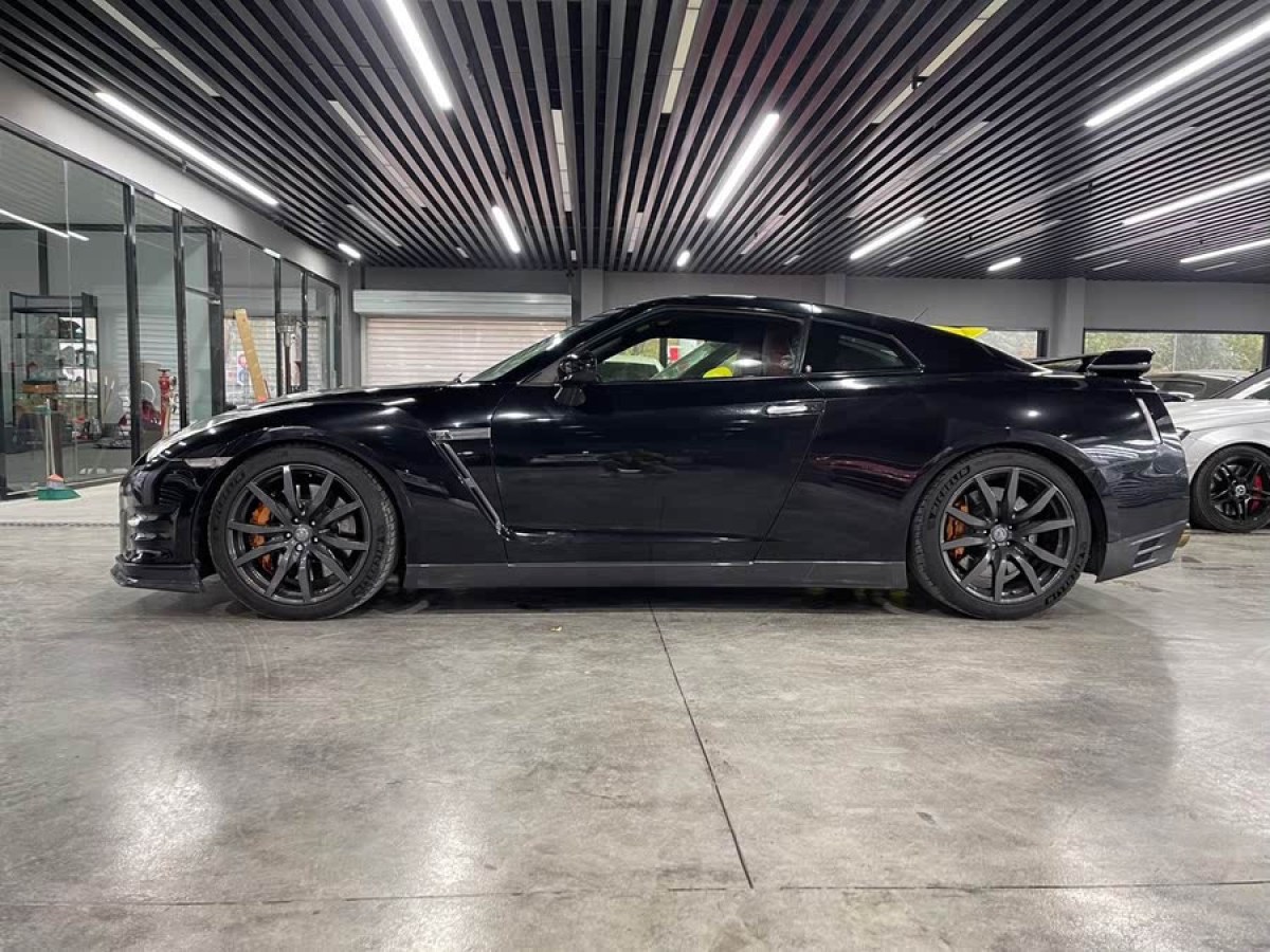 日產(chǎn) GT-R  2015款 3.8T 豪華棕紅內(nèi)飾版圖片