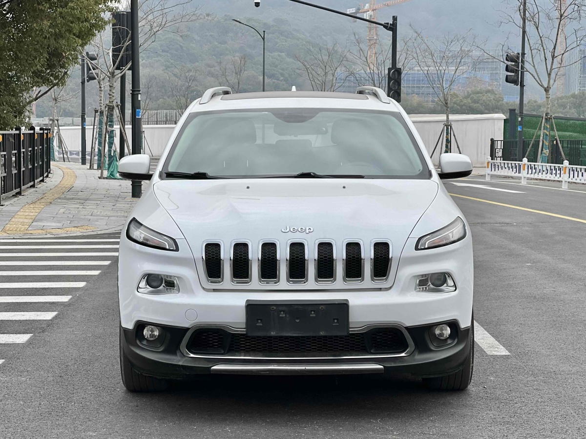 Jeep 自由光  2017款 2.0L 優(yōu)越版圖片