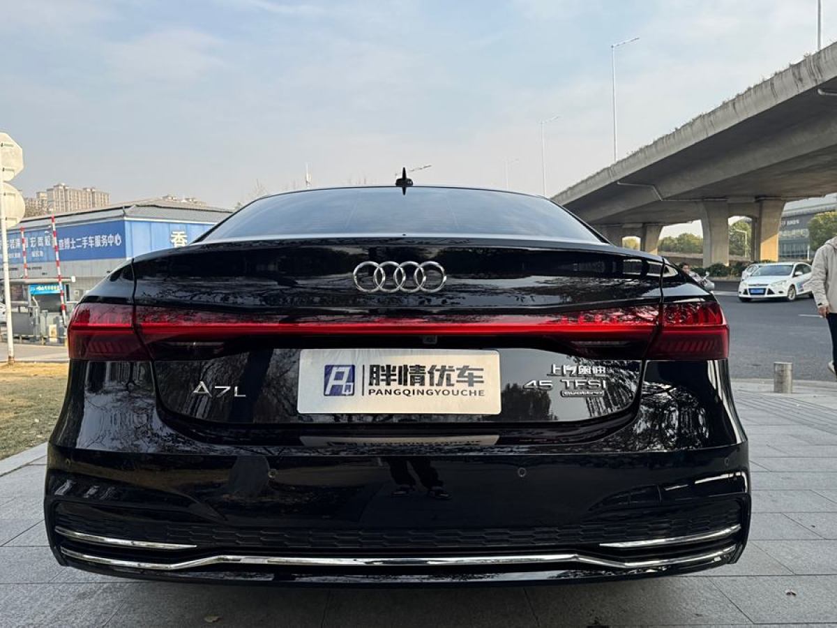 2024年1月奧迪 奧迪A7L  2024款 45TFSI S-line 筑夢(mèng)型 流晶套裝