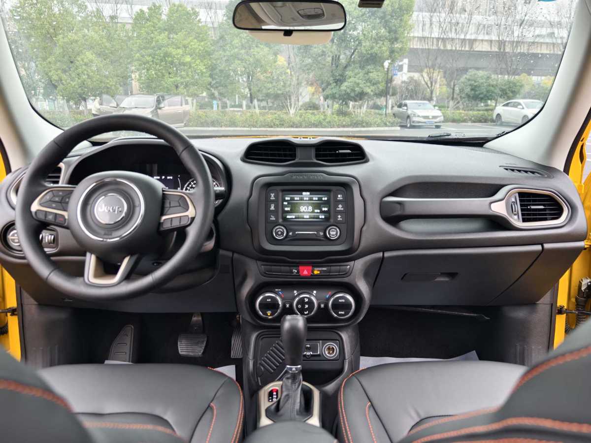 Jeep 自由俠  2018款 互聯(lián)大屏版 180T 自動(dòng)勁能版圖片