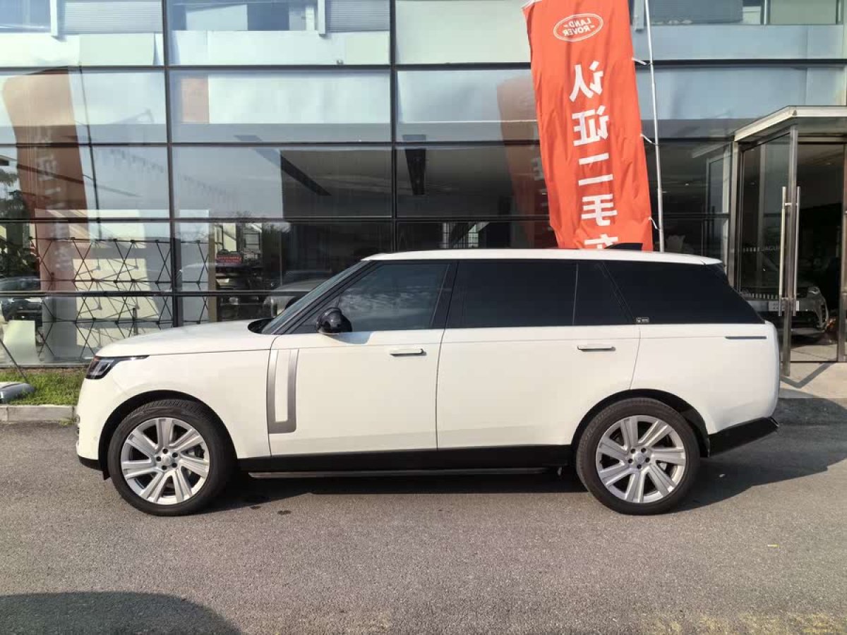 路虎 攬勝  2024款 3.0 L6 400PS 創(chuàng)世加長版圖片