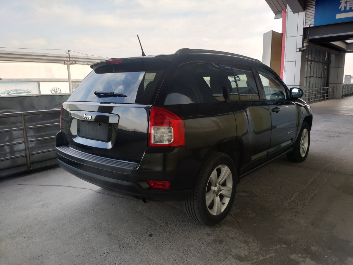 Jeep 指南者  2011款 2.4L 四驅(qū)運動版圖片