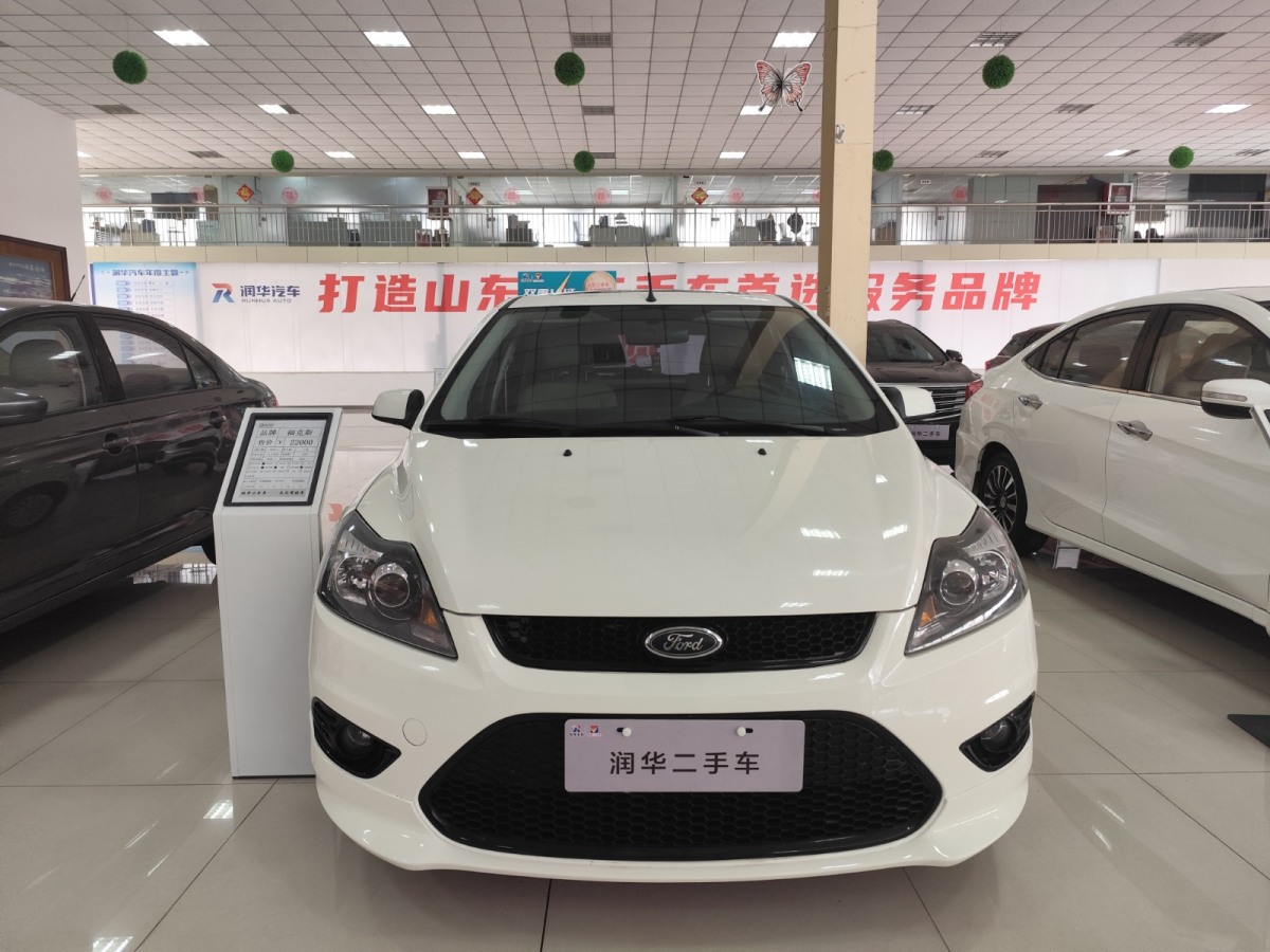 福特 ?？怂? 2014款 兩廂經(jīng)典 1.8L 自動(dòng)酷白典藏版圖片