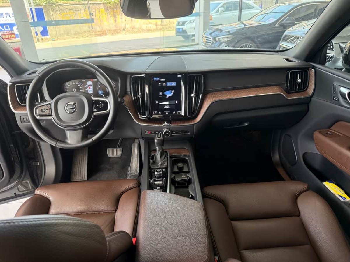 沃爾沃 XC60  2021款 T5 四驅(qū)智遠(yuǎn)豪華版圖片