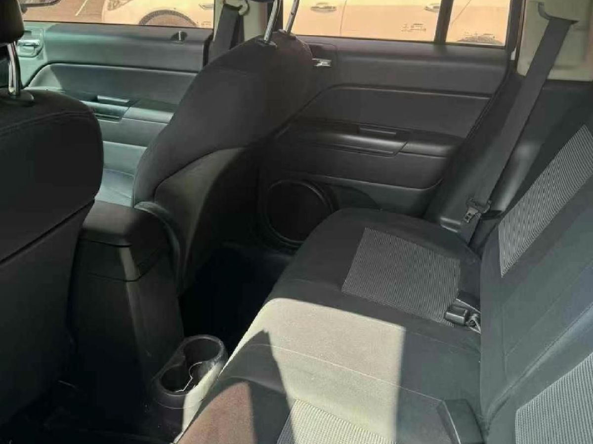 Jeep 指南者  2014款 改款 2.0L 兩驅(qū)精英版圖片