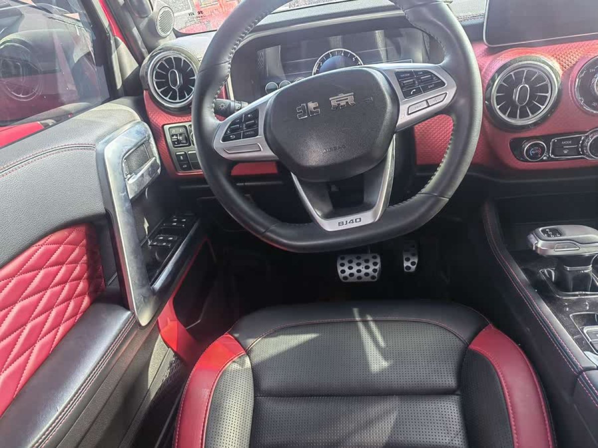 北京 BJ40  2021款 2.0D 自動(dòng)四驅(qū)刀鋒英雄版?zhèn)b客型圖片