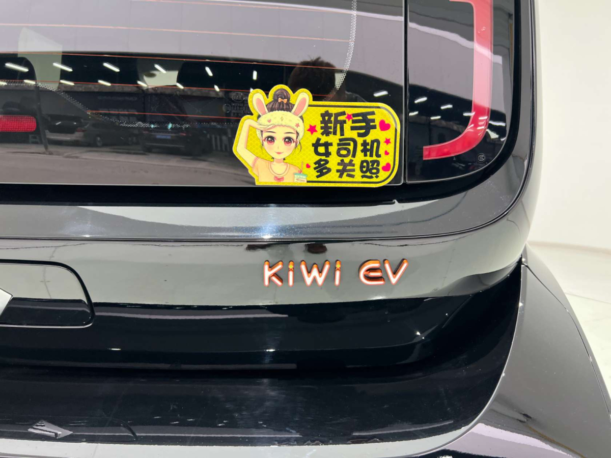 寶駿 寶駿KiWi EV  2022款 藝術(shù)家輕享版 三元鋰圖片