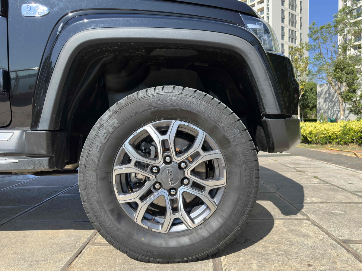北京 BJ40  2023款 2.0T 自動(dòng)四驅(qū)城市獵人版?zhèn)b客型圖片