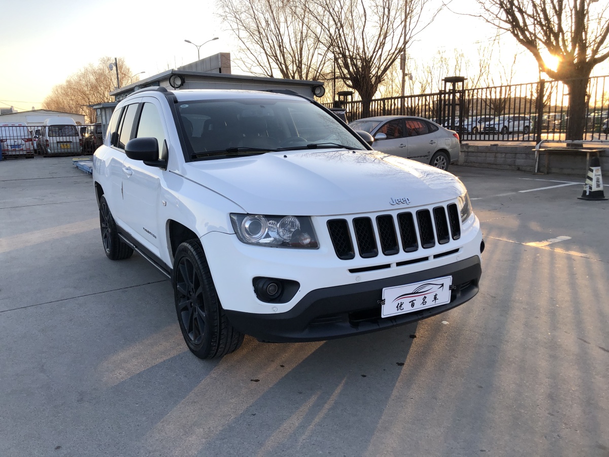 Jeep 指南者  2013款 2.4L 四驅炫黑導航版圖片