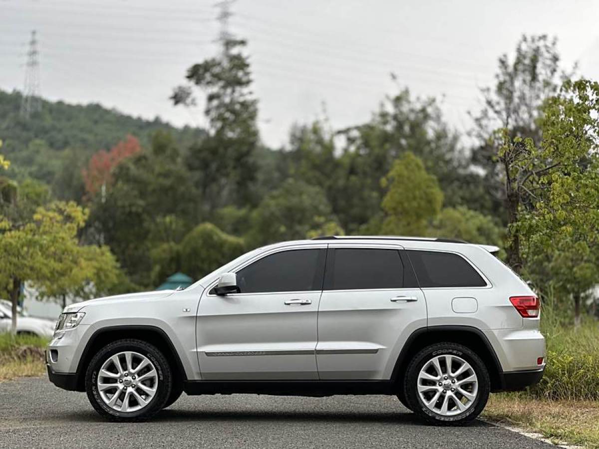 2011年10月Jeep 大切諾基  2011款 改款 5.7L 旗艦導(dǎo)航版