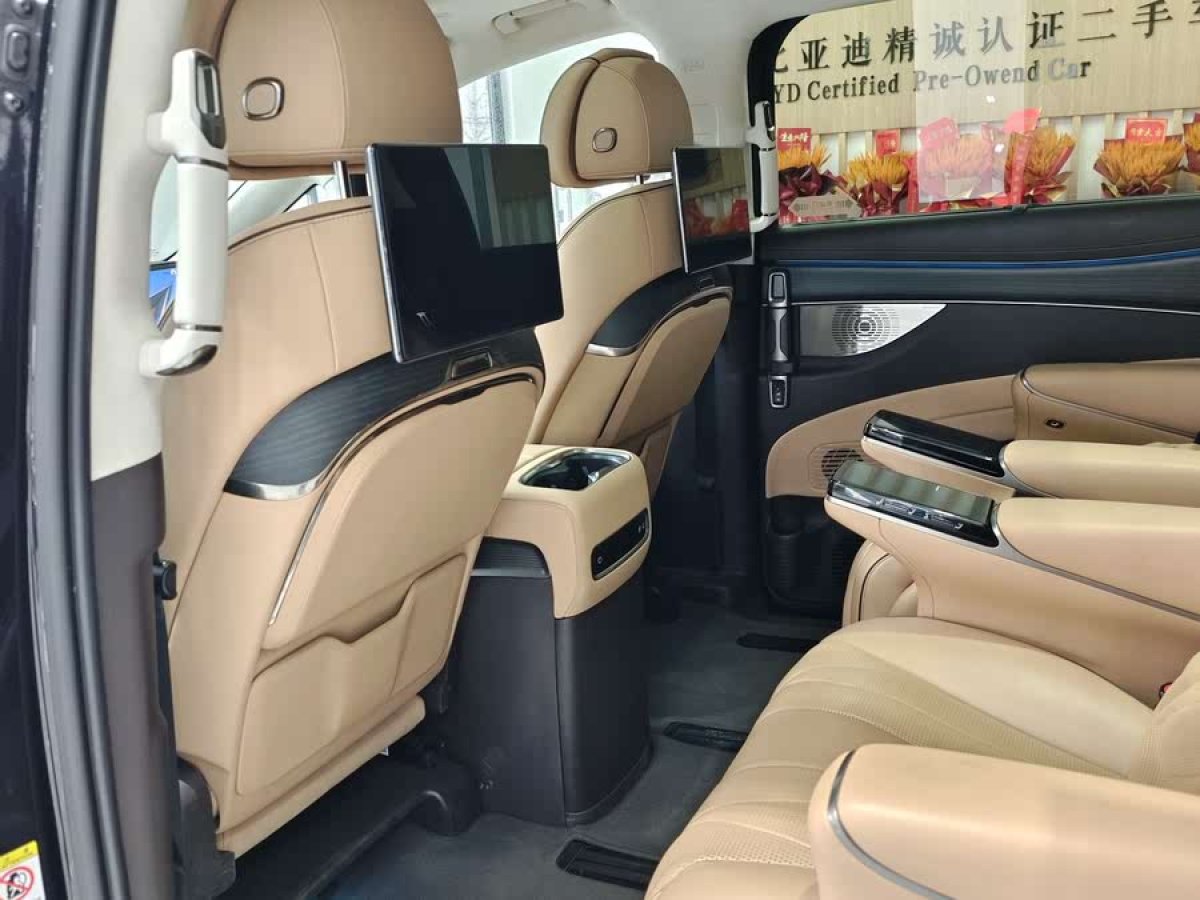 騰勢 騰勢D9  2024款 DM-i 980 四驅(qū)旗艦型圖片