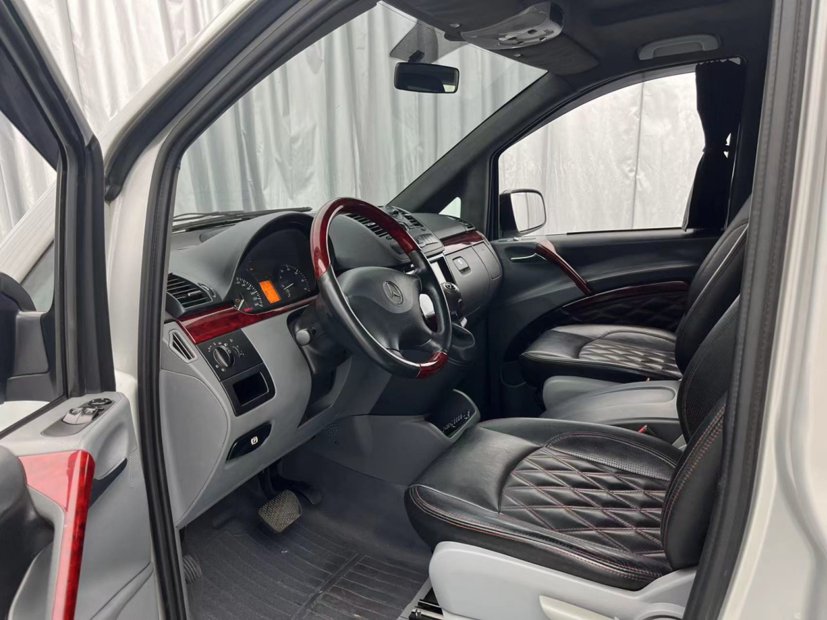 2015年10月奔驰 威霆 奔驰 威霆 2015款 2.5L 豪华商务房车