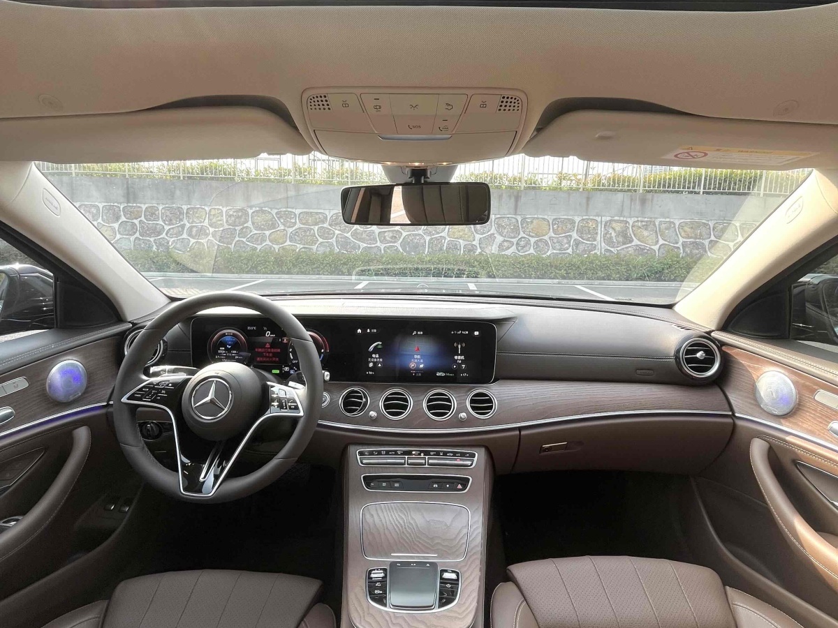 奔驰 奔驰E级新能源  2022款 改款 E 350 e L 插电式混合动力运动轿车图片