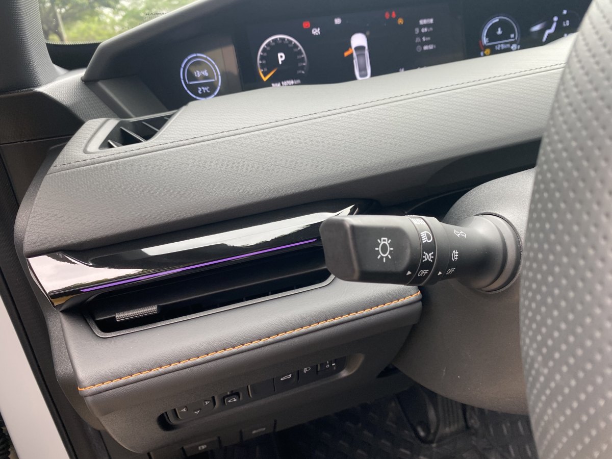 長安 長安UNI-V  2023款 1.5T 尊貴型圖片