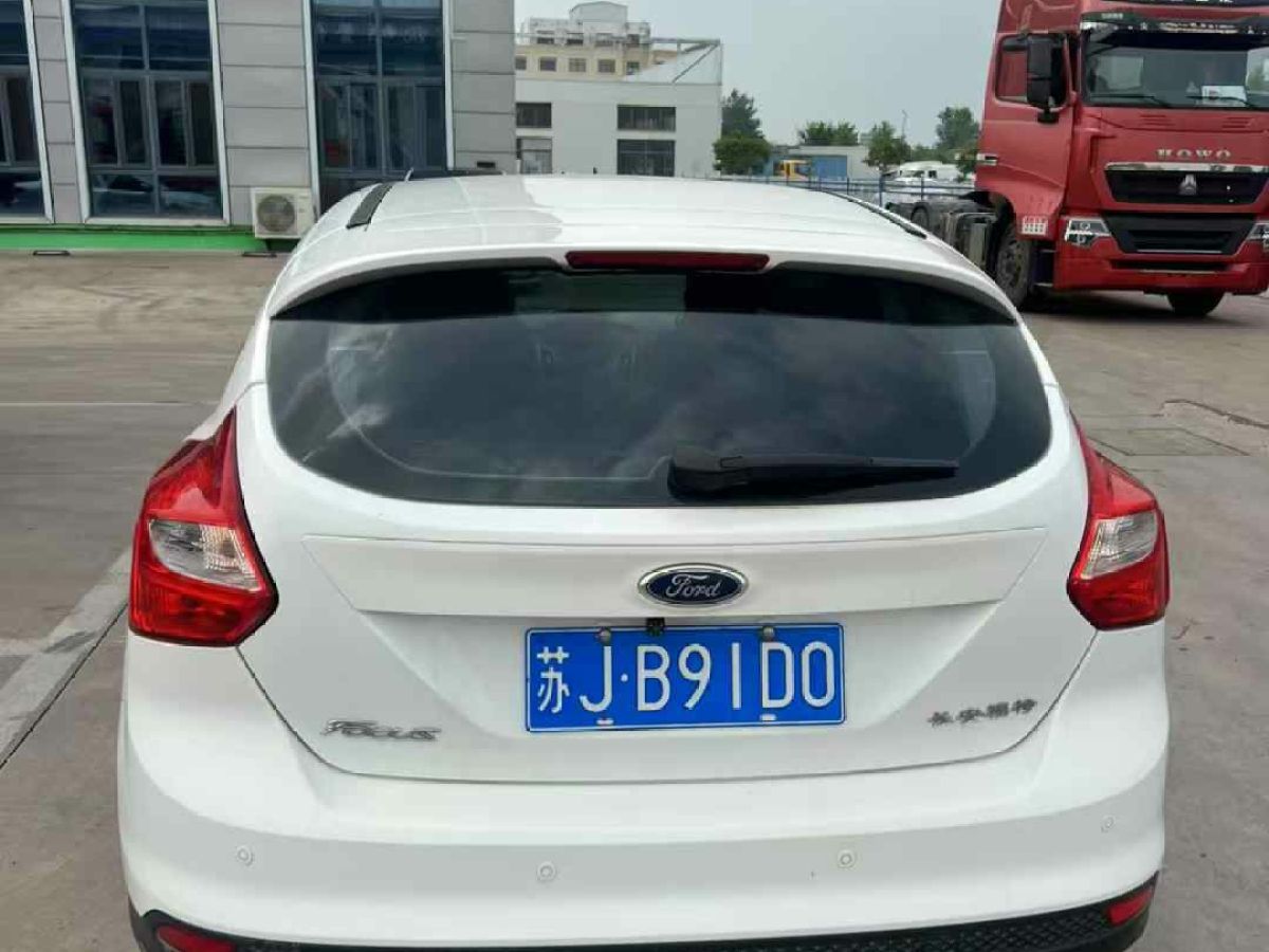 福特 ?？怂? 2014款 兩廂經(jīng)典 1.8L 手動酷白典藏版圖片