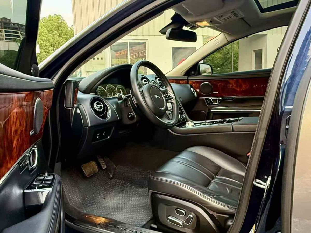 捷豹 XJ  2014款 L 3.0T SC 兩驅(qū)全景商務(wù)版圖片