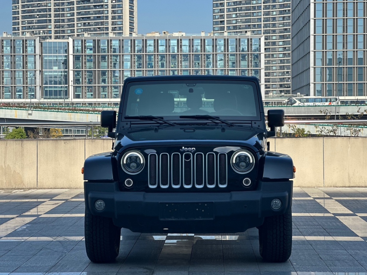 Jeep 牧馬人  2015款 3.0L Sahara 四門舒享版圖片