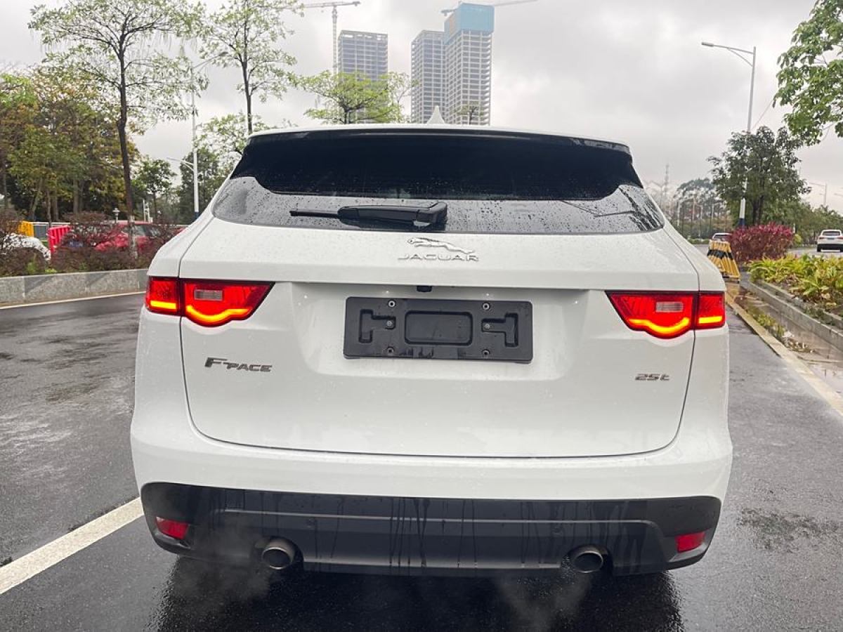 2017年2月捷豹 F-PACE  2016款 2.0T 兩驅(qū)都市尊享版