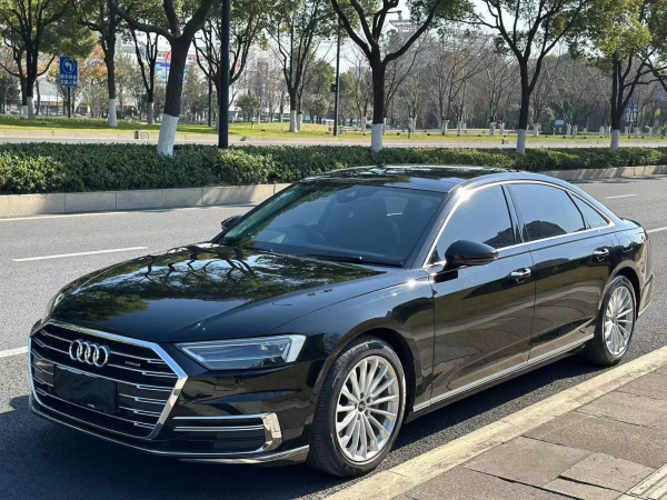 奥迪 奥迪A8  2022款 A8L 50 TFSI quattro 舒适型典藏版