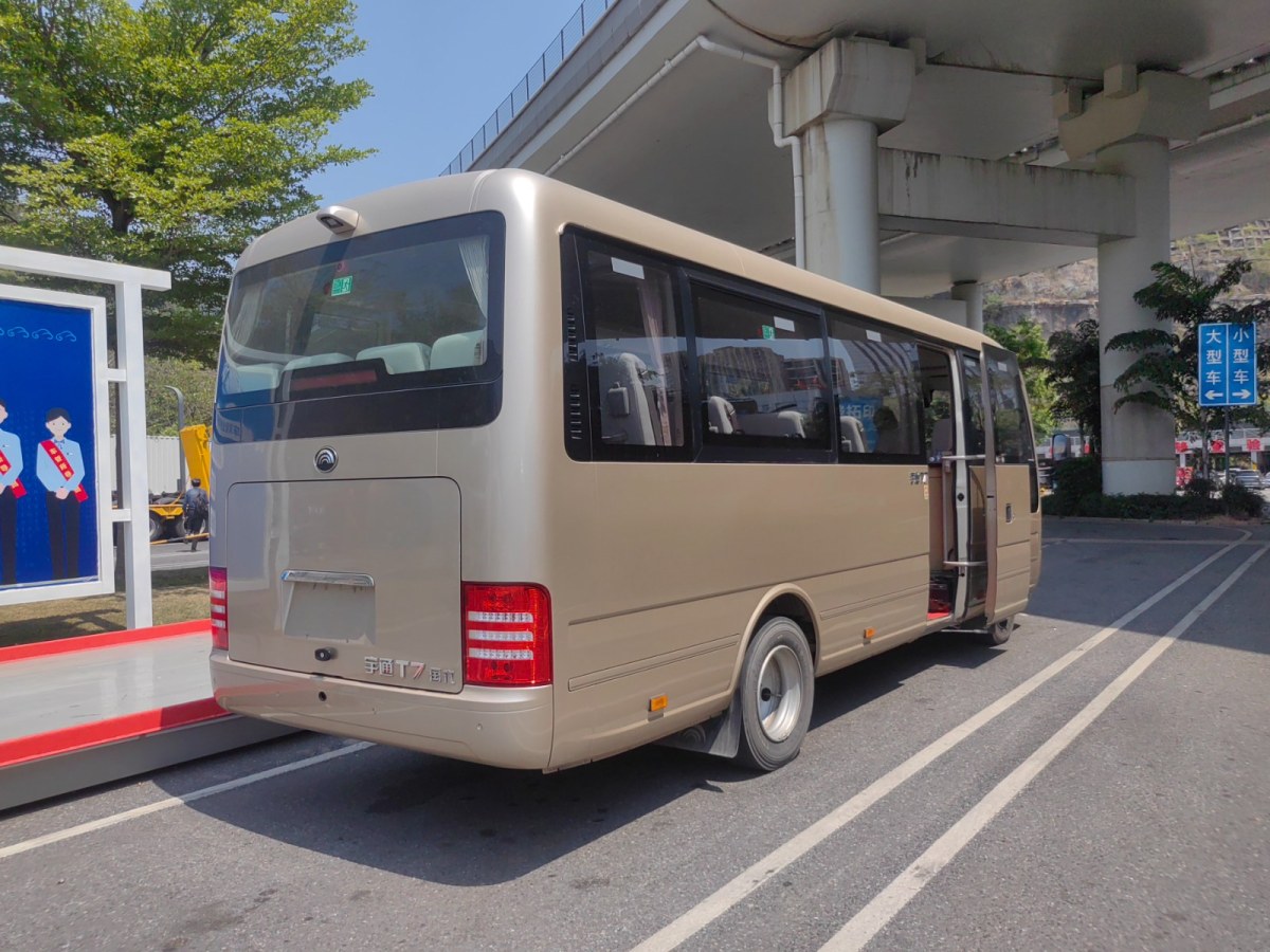 國(guó)六20座宇通T7旅游車圖片